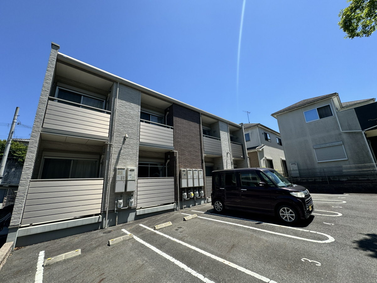 志染駅より徒歩15分 築9年8ヶ月 2階建の賃貸物件