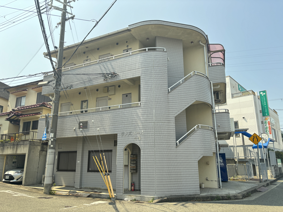 明石駅よりバス13分 徒歩6分 築35年9ヶ月 3階建の賃貸物件