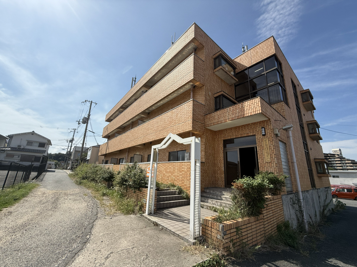明石駅よりバス14分 徒歩8分 築35年 3階建の賃貸物件
