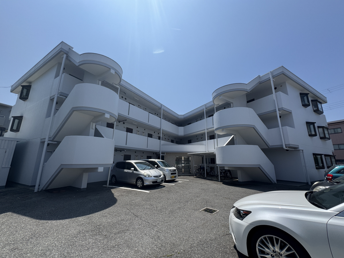 伊川谷駅よりバス10分 徒歩1分 築37年2ヶ月 3階建の賃貸物件