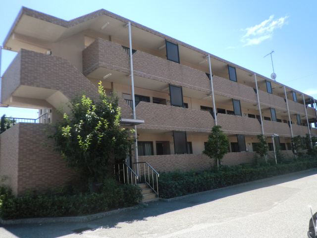 伊川谷駅よりバス7分 徒歩5分 築28年6ヶ月 3階建の賃貸物件