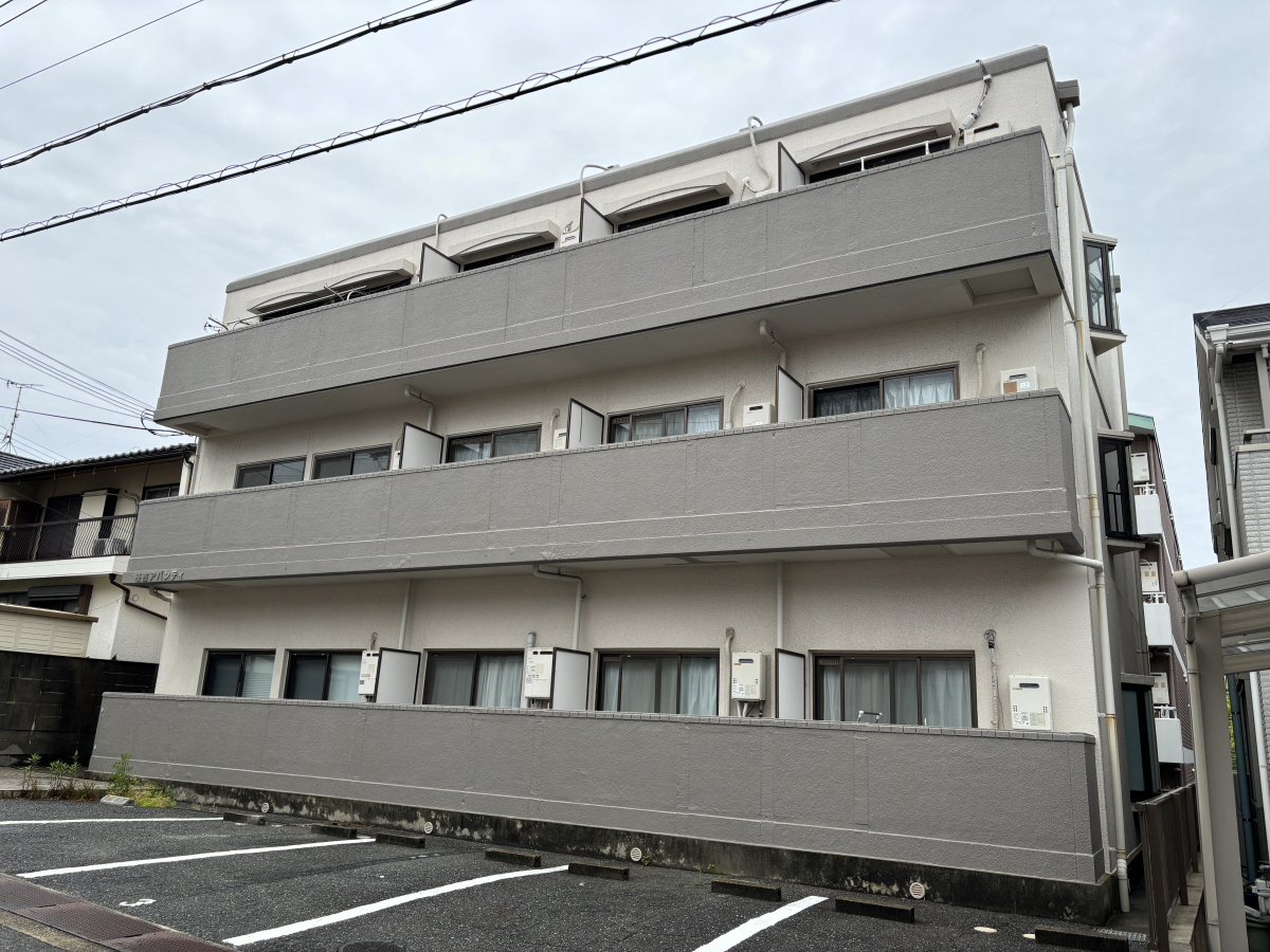 明石駅よりバス9分 徒歩4分 築35年 3階建の賃貸物件