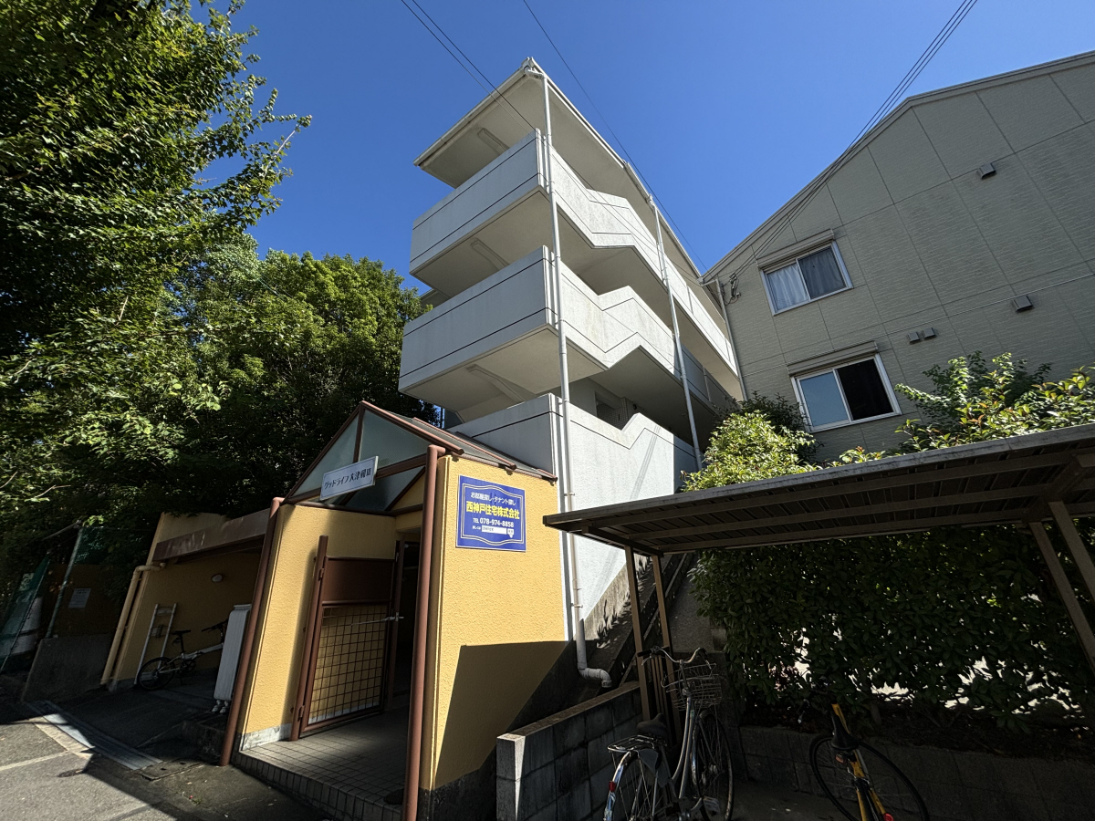 伊川谷駅よりバス7分 徒歩10分 築37年3ヶ月 4階建の賃貸物件